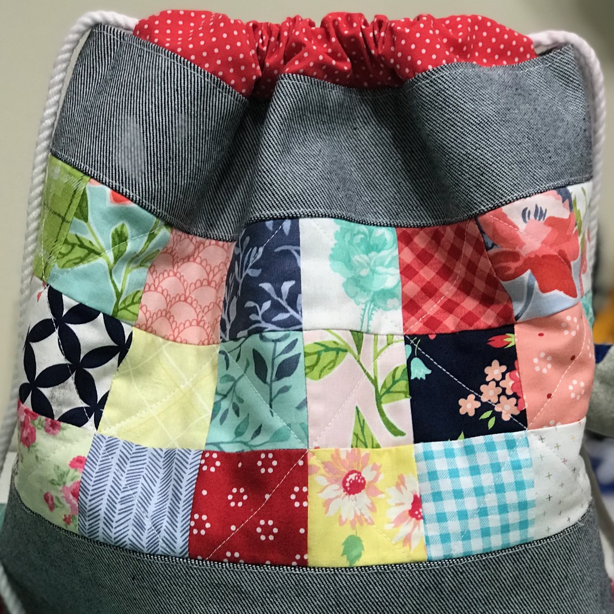 Mochila de patchwork con base de mezclilla gris y cordel