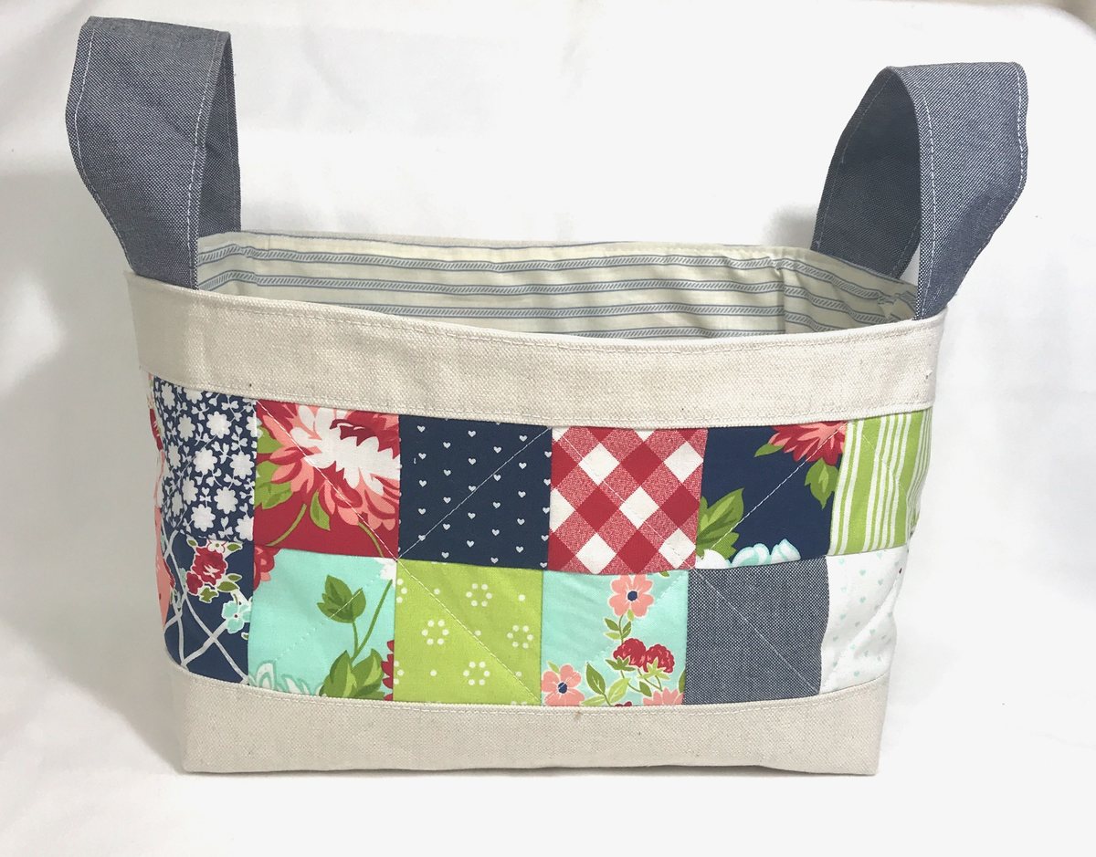 Cesto de patchwork con asas azul marino