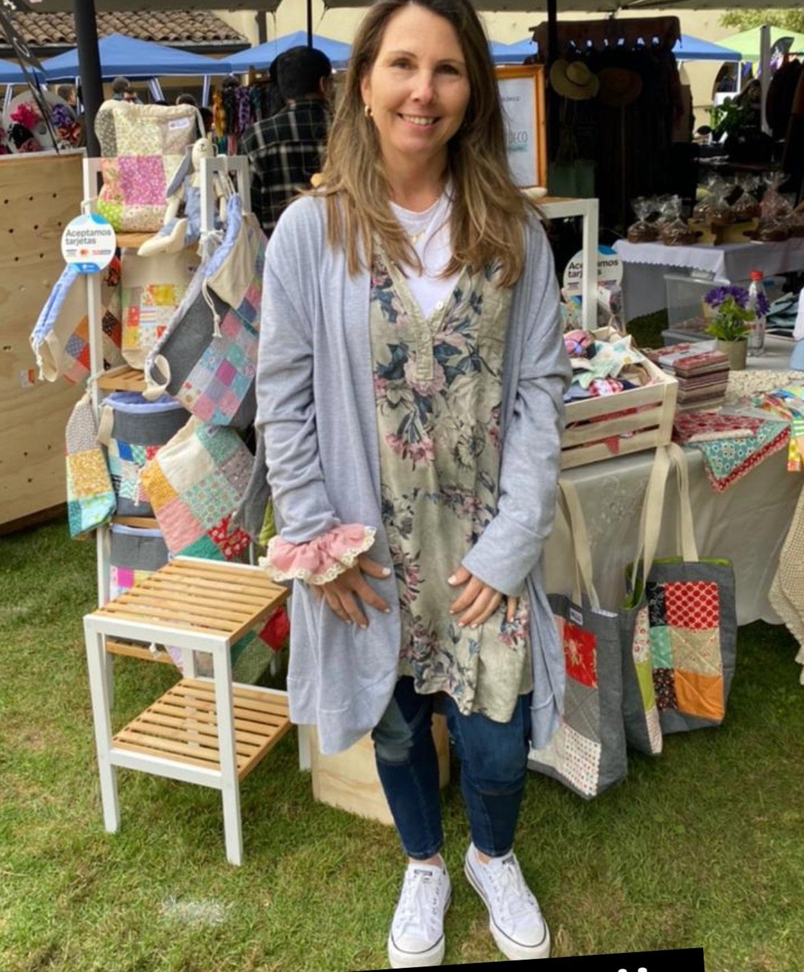 Lorraine en su puesto de feria, rodeada de sus creaciones