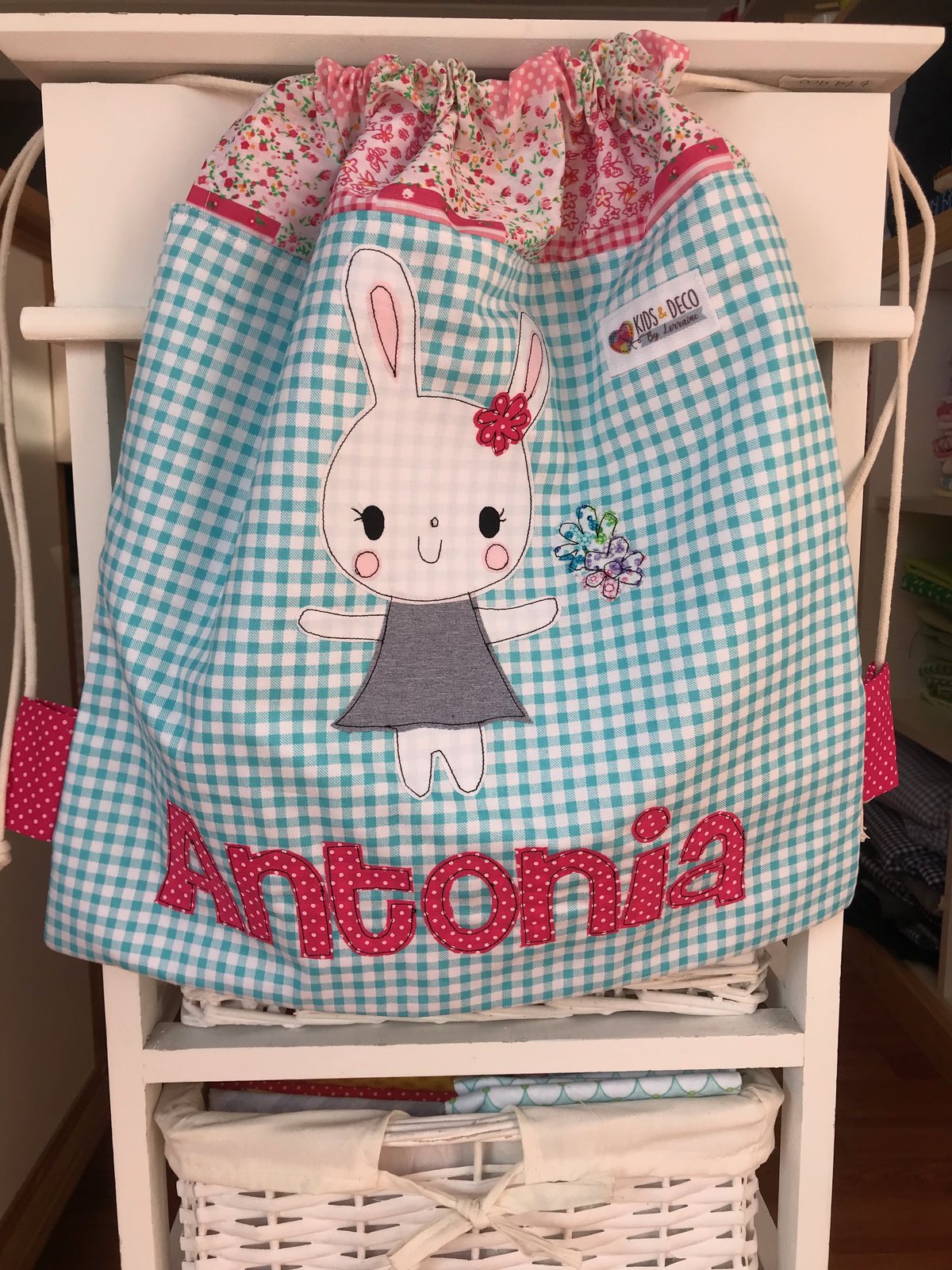Morral con un conejito y el nombre Antonia