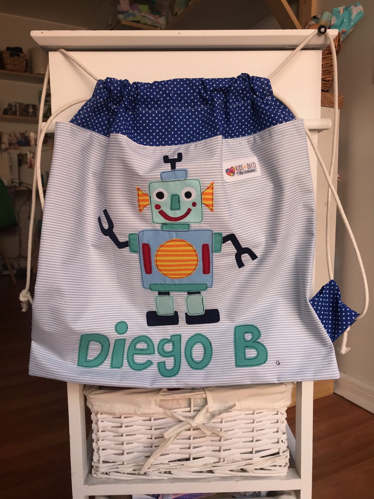 Morral blanco con un robot aplicado y el nombre Diego