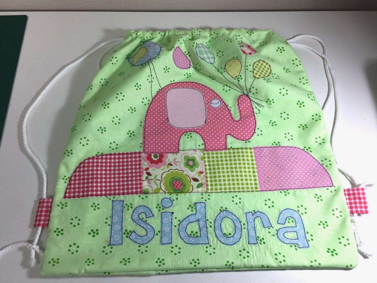 Morral verde con un elefante y el nombre Isidora
