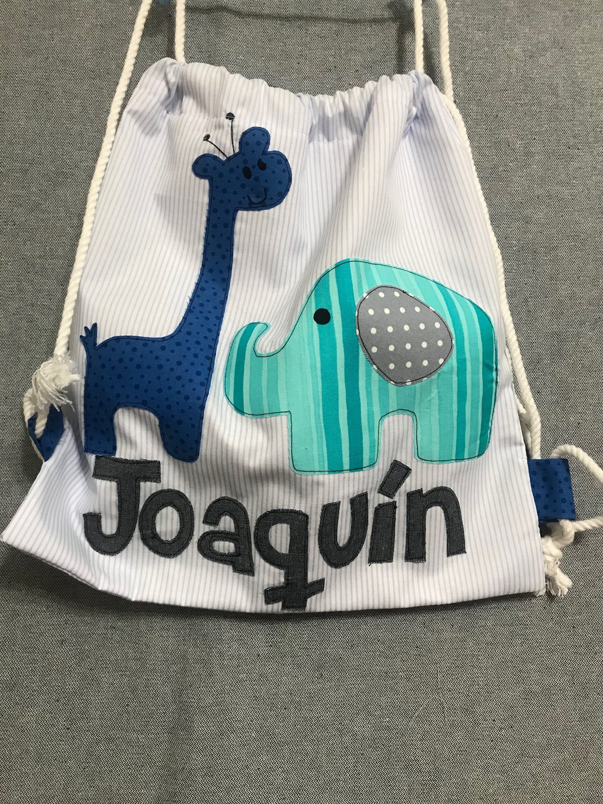 Morral con una jirafa y un elefante y el nombre Joaquín