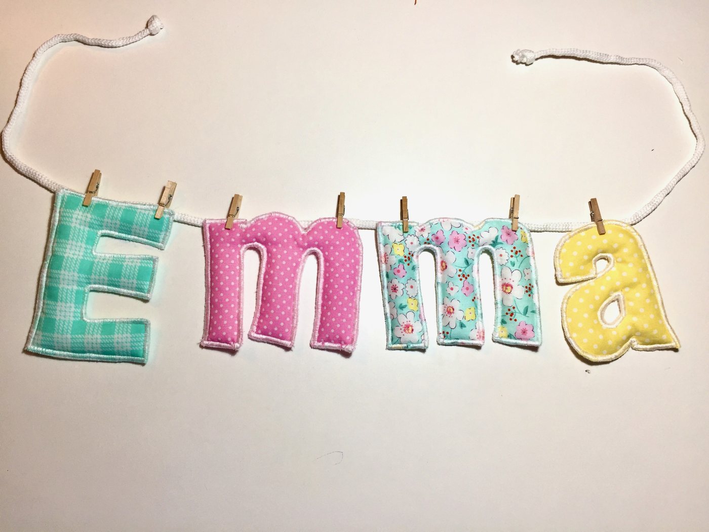 Guirnalda con el nombre Emma en telas de colores