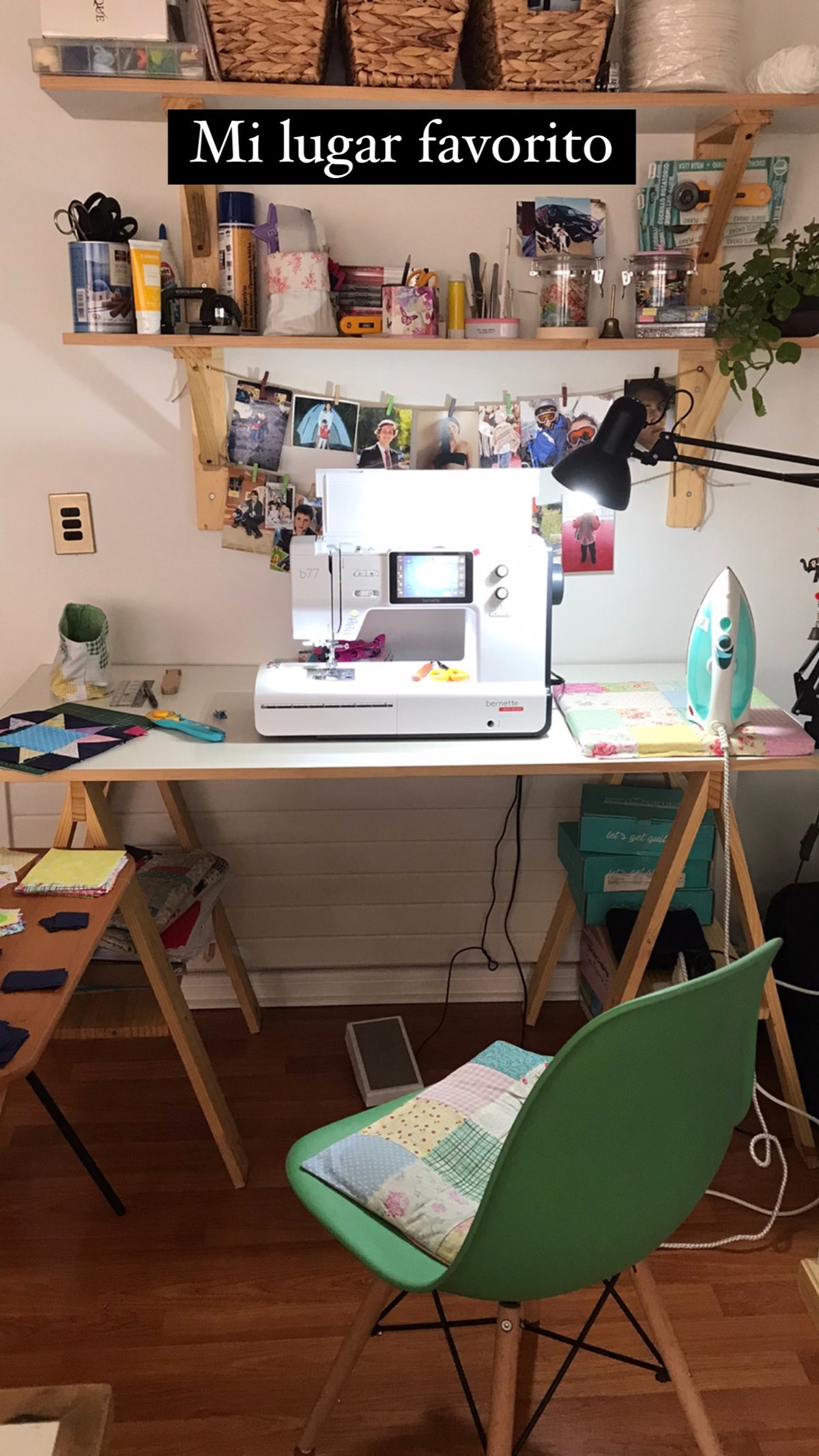El taller de Lorraine con su máquina de coser junto a la ventana